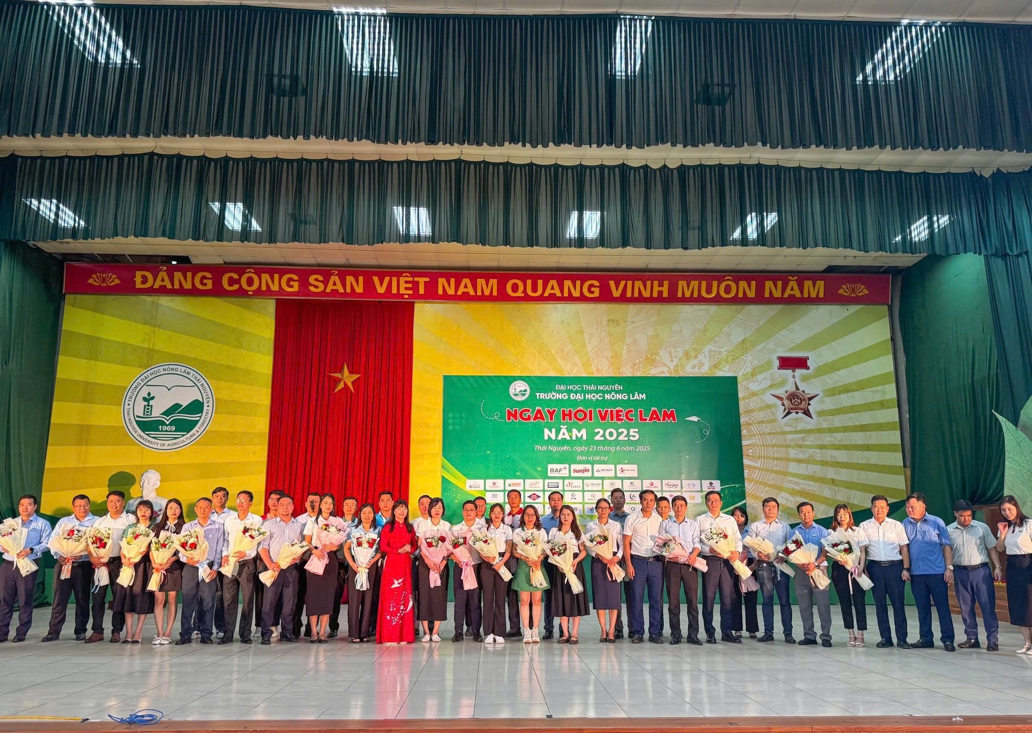 Tiến sĩ Phan Thị Hồng Phúc (Đại diện nhà Trường) trao tặng Bó Hoa Tươi tới các Đơn vị